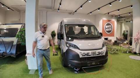 Genial - Fiat Ducato 540 : 600 mit riesigem Bett und 2 Schiebetüren.png