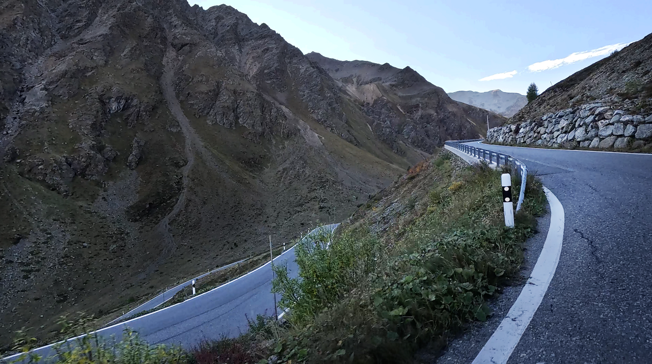 Umbrailpass, Blickrichtung Stilfserjoch – im oberen Drittel wartet das Streckenlayout nochmals mit einigen Kurven und Kehren auf.