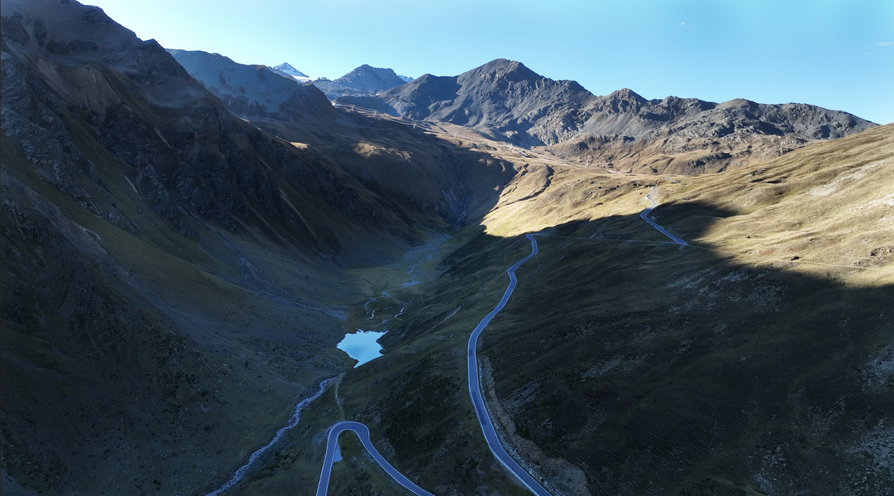 Umbrailpass, kurz vor der Passhöhe und damit vor dem Grenzübertritt nach Italien – im Hintergrund: das Stilfserjoch.