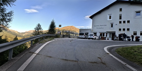Umbrailpass, Gasthof Alpenrose: im unteren Drittel der Rampe befindet sich ein Hotel mit schönem Alpenbick. Wer ganz früh auf den Alpenpass will, hat hier den idealen Startpunkt für seine Motorradtouren.