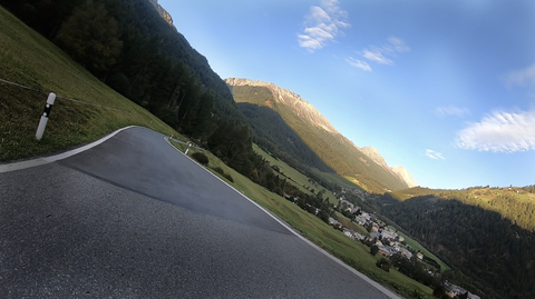 Start zum Umbrailpass: Schon kurz nach dem Ort Santa Maria, Val Müstair, beginnt ein wahres Kurven-Eldorado.