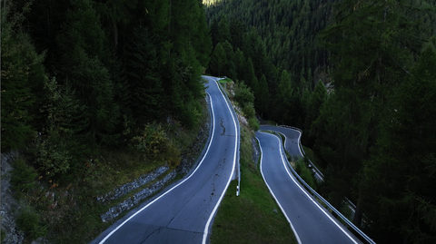 Umbrailpass, das untere Drittel ist stark bewaldet. Schön zu sehen, wie eng und steil die Kehren in diesem Bereich angelegt sind.