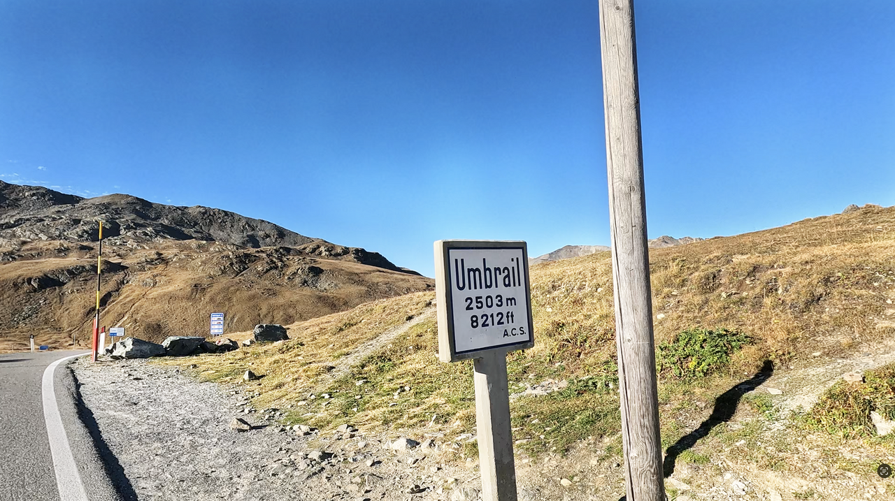 Wie auf einigen Alpenpässen stimmt auch auf dem Umbrailpass die Höheneangabe mit neuesten Berechnungen nicht ganz überein. 2501 Höhenmeter entsprechen der heutigen Wahrheit.