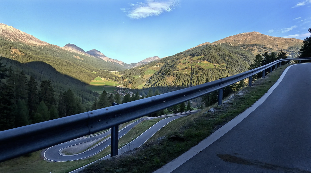 Umbrailpass, kurz nach Santa Maria: Blick auf die untere Kehren-Kombination. Trotz dichter Bewaldung ergeben sich gelegentlich Möglichkeiten die schöne Aussicht hinunter ins Tal zu genießen.