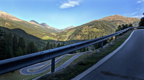 Umbrailpass, kurz nach Santa Maria: Blick auf die untere Kehren-Kombination. Trotz dichter Bewaldung ergeben sich gelegentlich Möglichkeiten die schöne Aussicht hinunter ins Tal zu genießen.