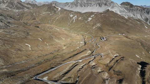 Blick auf das Hochplateau, auf dem sich die Westrampe und die Ostrampe des Stilfser Joch mit der Rampe des Umbrailpasses treffen – aus Sicht des Stilfser Joch.