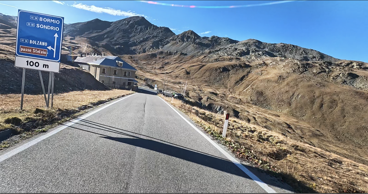 Blick auf die Einmündung der Umbrailpass-Straße in die Westrampe zum Stilfser Joch.