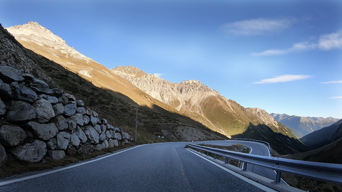 Umbrailpass mit Blick hinunter ins Val Müstair. Die Landschaft oberhalb der Baumgrenze is felsig und nur spärlich begrünt.