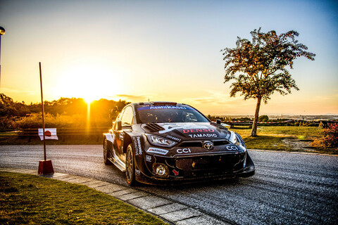 WRC 2025 Rallye Japan Freitag Sebastien Ogier Toyota Gazoo Racing Führender.jpg