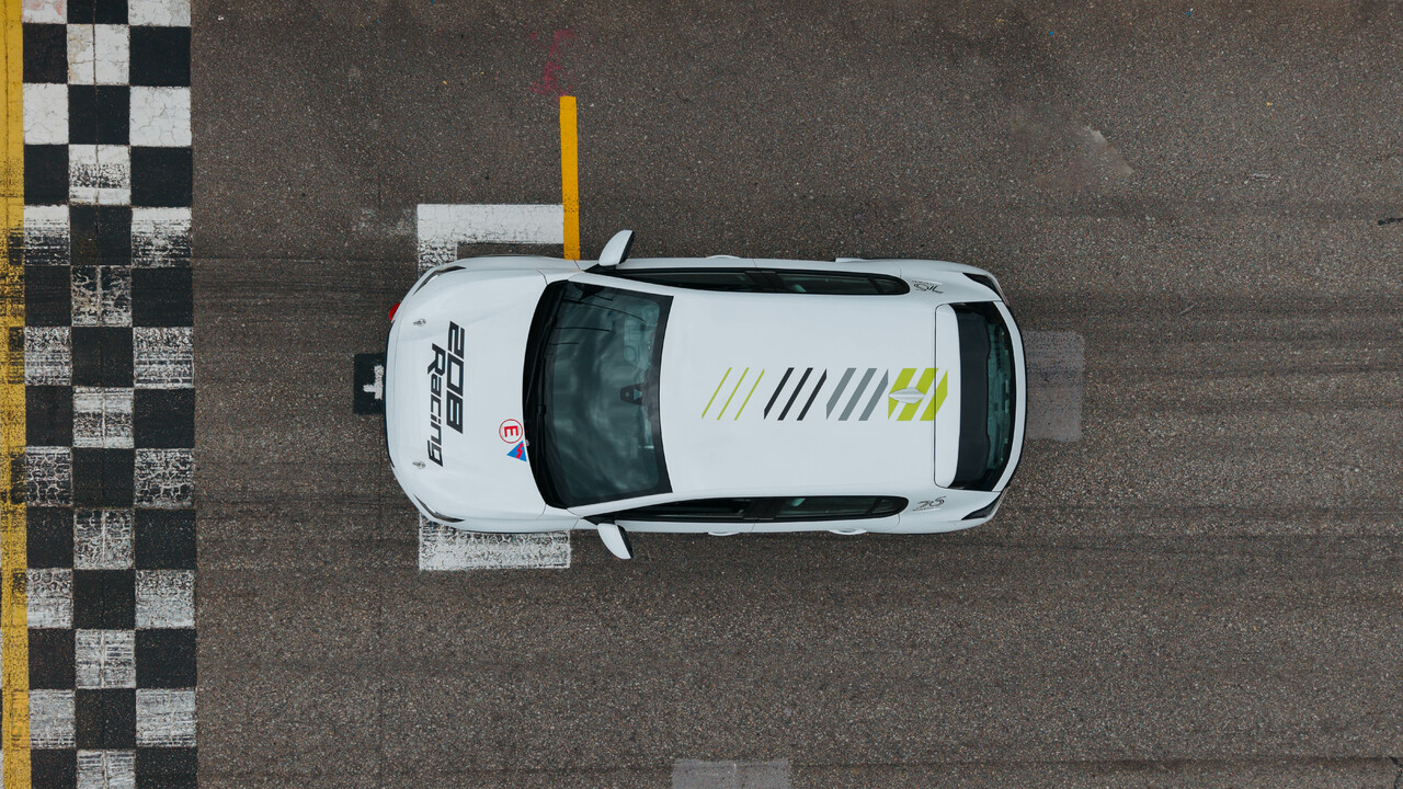 PEUGEOT Sport enthüllt den neuen PEUGEOT 208 Racing TC6.