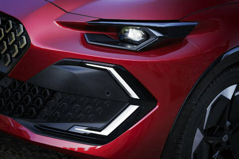 Renault Clio full hybrid E-Tech - Techno - Farbe: Absolute Red.jpg