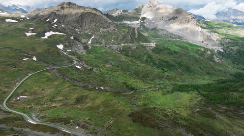 Die Ostrampe des Col du Granon ist durchgehend geschottert, und nur mit Genehmigung zu befahren. Der obere Streckenabschnitt schlängelt sich relativ flach entlang der Bergkämme.