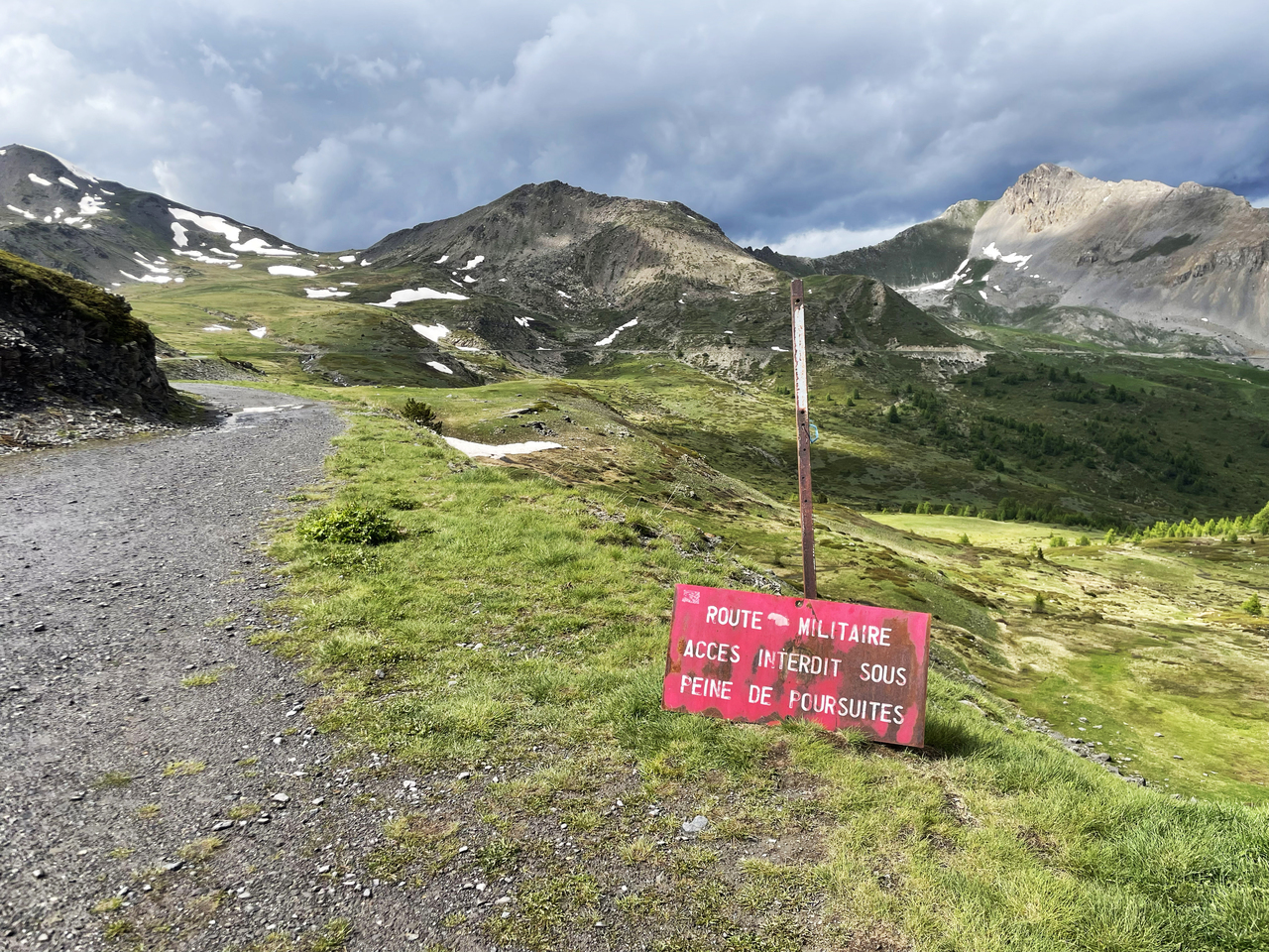 Auf der Westseite des Col du Granon stehen Kasernen des 7. Bataillons der Feldjäger. Hier auf der Ostseite wird gelegentlich geübt.