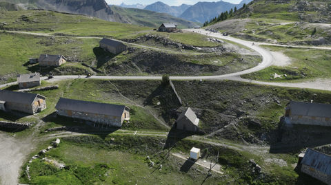 Blick auf die Passhöhe und die Kasernen der Gebirgsjäger – aus Sicht der Westrampe des Col du Granon.