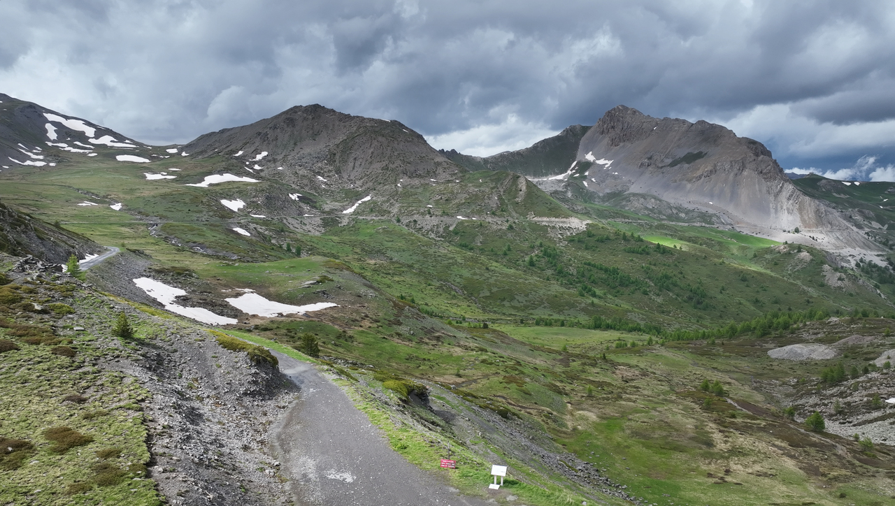 Col du Granon, Ostrampe – die gesamte strecke ab der Passhöhe ist geschottert und zudem Sperrgebiet.