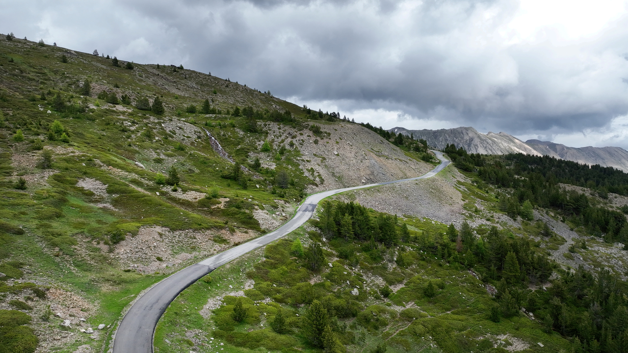 Col du Granon, Westrampe – die Strecke ist zwar schmal, die Kurven sind aber ausladend und gut zu fahren.