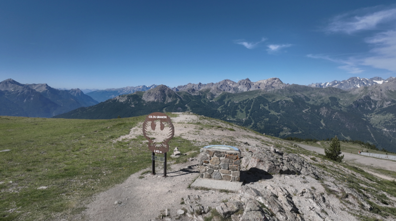 Das Wahrzeichen oder Symbol des Serre Chevalier: ein Adler. Im Winter 250 Kilometer Skipiste, im Sommer traumhafte Motorradstrecken.