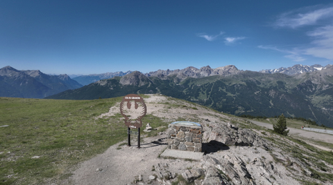 Das Wahrzeichen oder Symbol des Serre Chevalier: ein Adler. Im Winter 250 Kilometer Skipiste, im Sommer traumhafte Motorradstrecken.