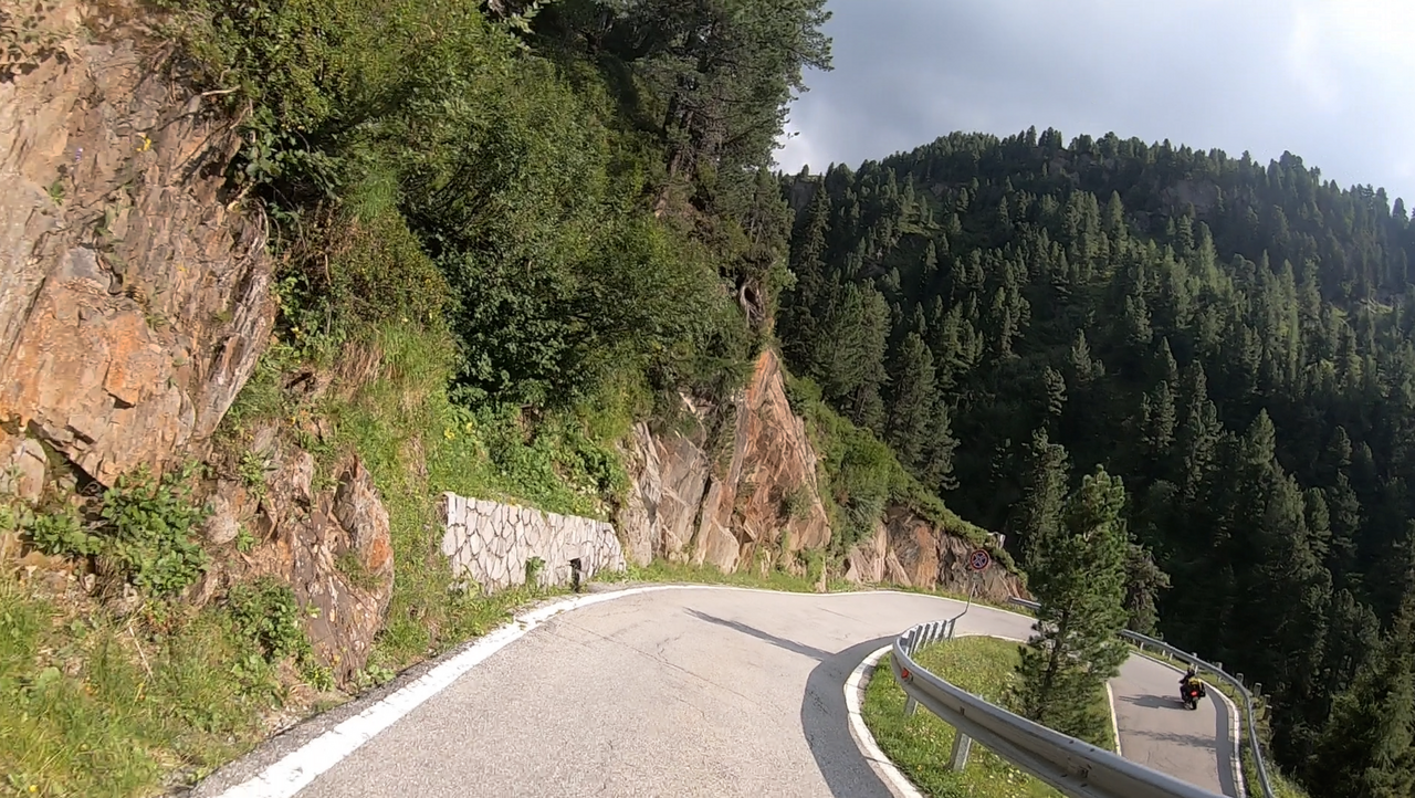 Col de Staller, rampe ouest : 13 virages et lacets relient le col à la haute vallée.