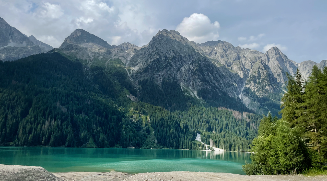 Le lac Antholzer See se trouve du côté italien, dans la haute vallée avant la dernière partie du trajet avec les lacets. Il est très pittoresque, mais très froid.