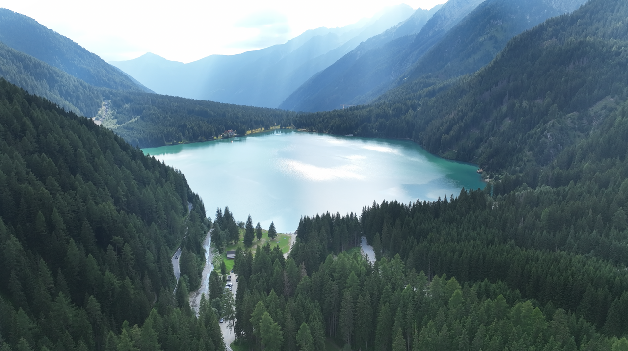 Le lac d'Antholz vu depuis le col. Restaurants et sentiers de randonnée invitent à la détente.