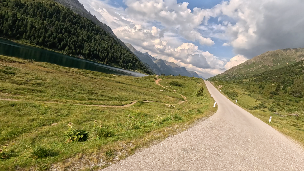 La route qui descend de la rampe est vers la vallée de Defreggental est moins raide et sinueuse, mais offre en revanche des vues fantastiques.