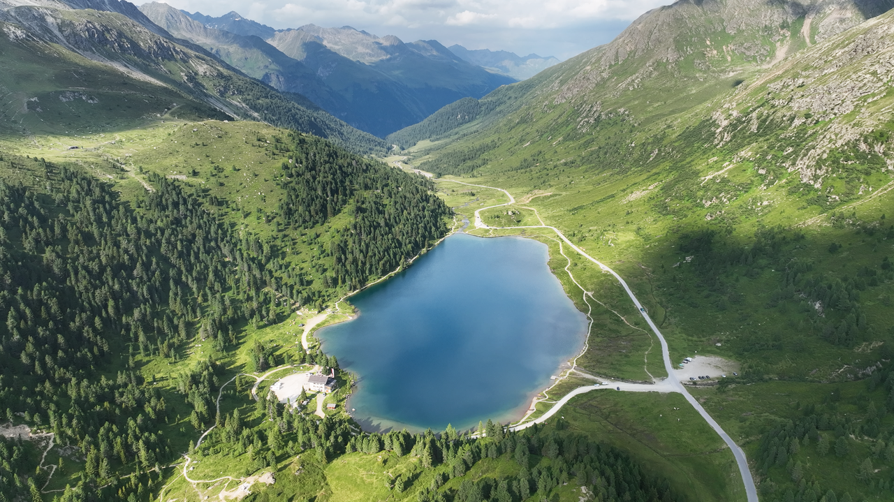 Du côté autrichien, en contrebas du col, se trouve le lac Obersee. Un endroit agréable pour faire une pause – parking et restaurant à disposition.
