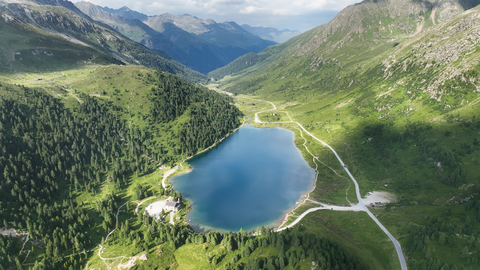 Du côté autrichien, en contrebas du col, se trouve le lac Obersee. Un endroit agréable pour faire une pause – parking et restaurant à disposition.