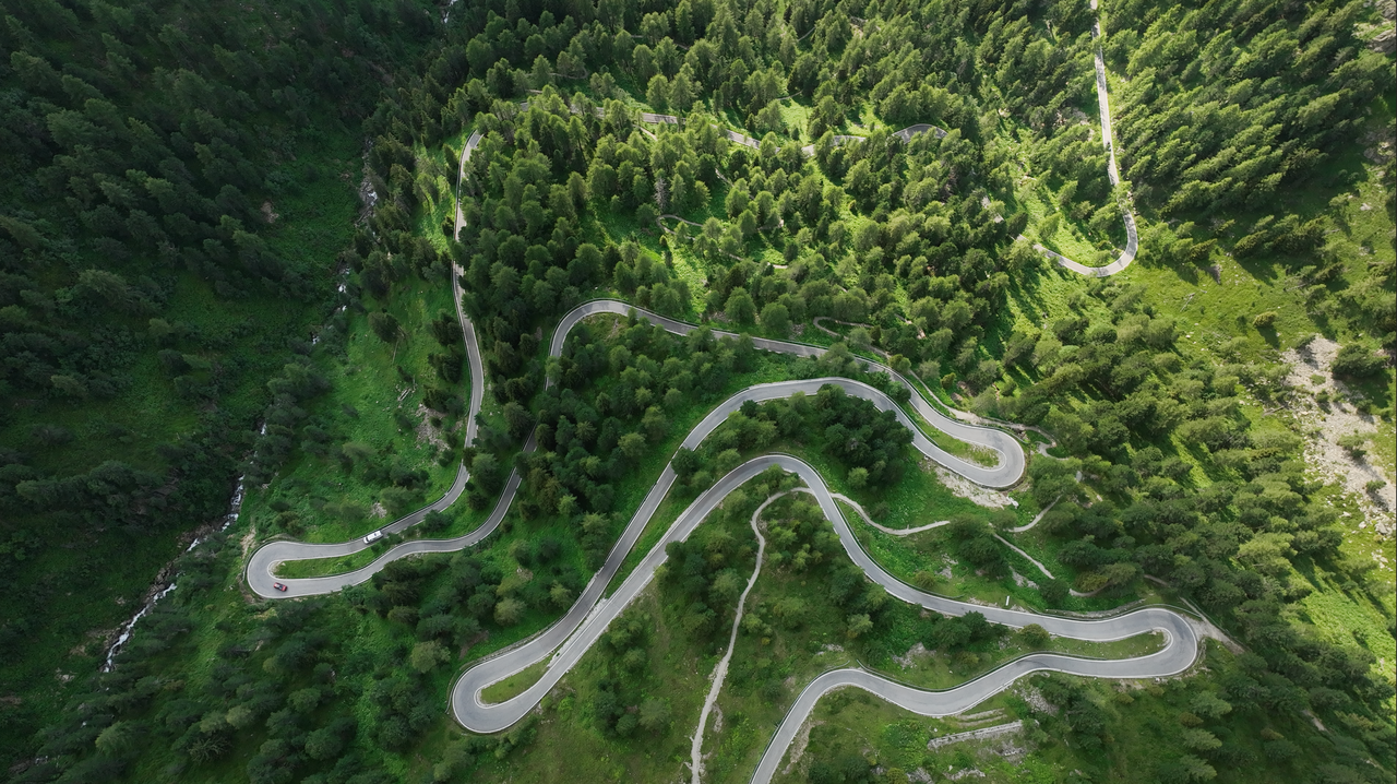 Vue d'en haut sur le « semi-marathon sinueux » : 4 kilomètres de long, à voie unique, raide et étroit.