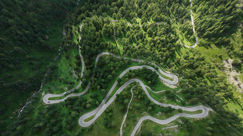 Vue d'en haut sur le « semi-marathon sinueux » : 4 kilomètres de long, à voie unique, raide et étroit.