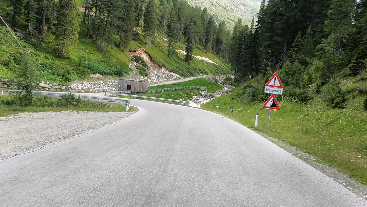 Col de Staller, rampe est : bon revêtement, route large et seulement quelques grilles de pâturage occasionnelles sur la chaussée.