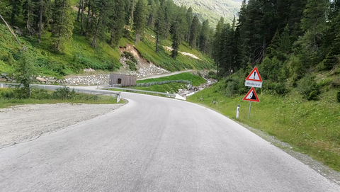 Col de Staller, rampe est : bon revêtement, route large et seulement quelques grilles de pâturage occasionnelles sur la chaussée.