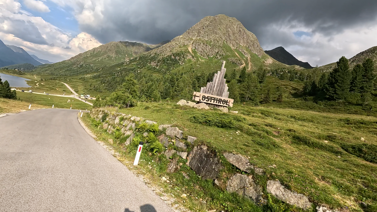 Le col du Staller Sattel marque la frontière entre le Tyrol oriental et le Tyrol du Sud, c'est-à-dire entre l'Autriche et l'Italie.