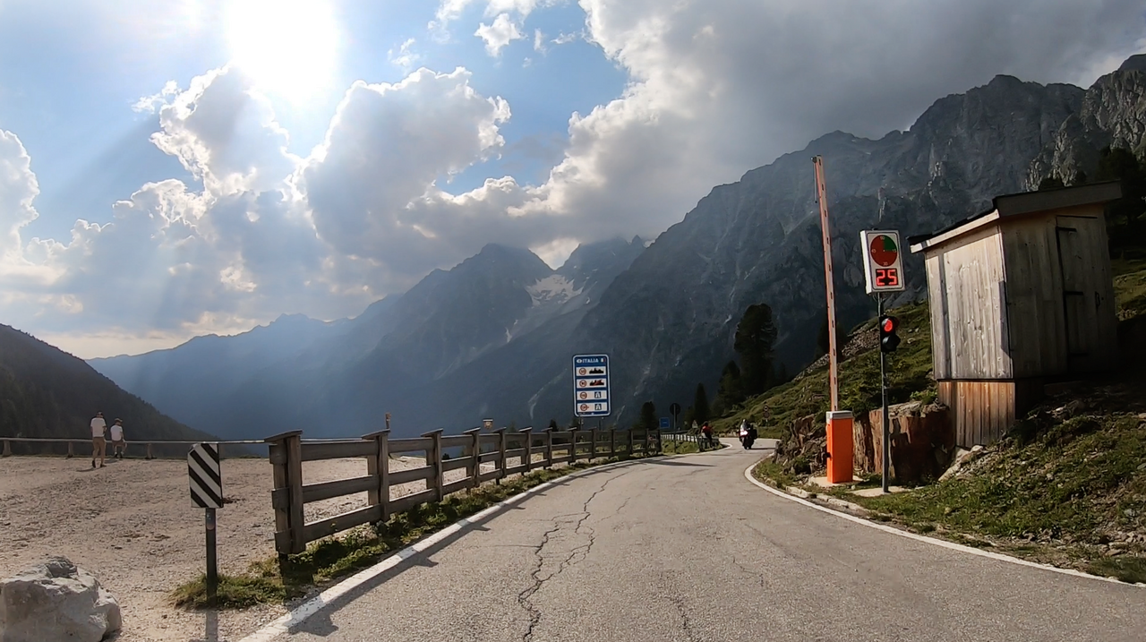 La circulation sur la rampe ouest est régulée par un feu tricolore. Temps d'attente maximal : 30 minutes.