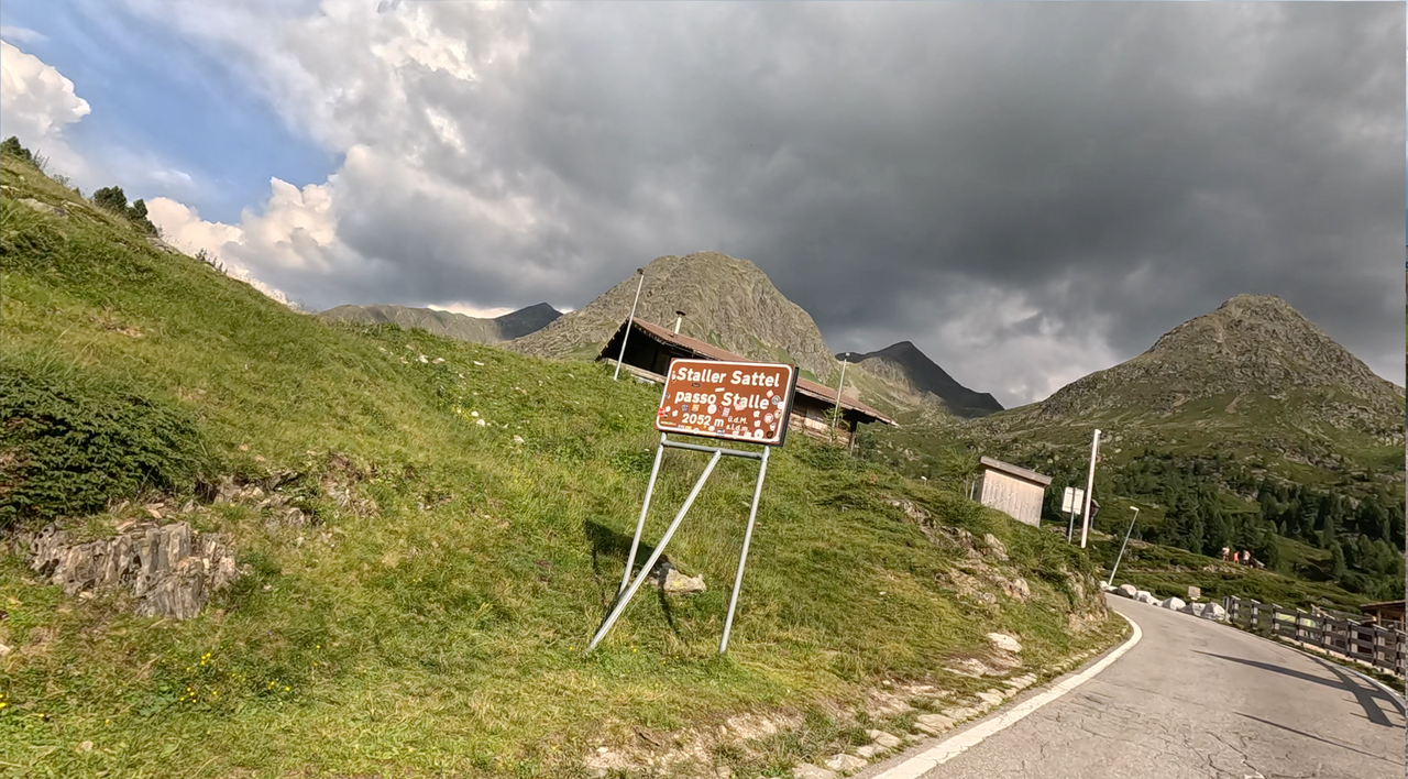 Le col de Staller Sattel culmine à 2052 mètres. Voici la vue côté Tyrol du Sud.