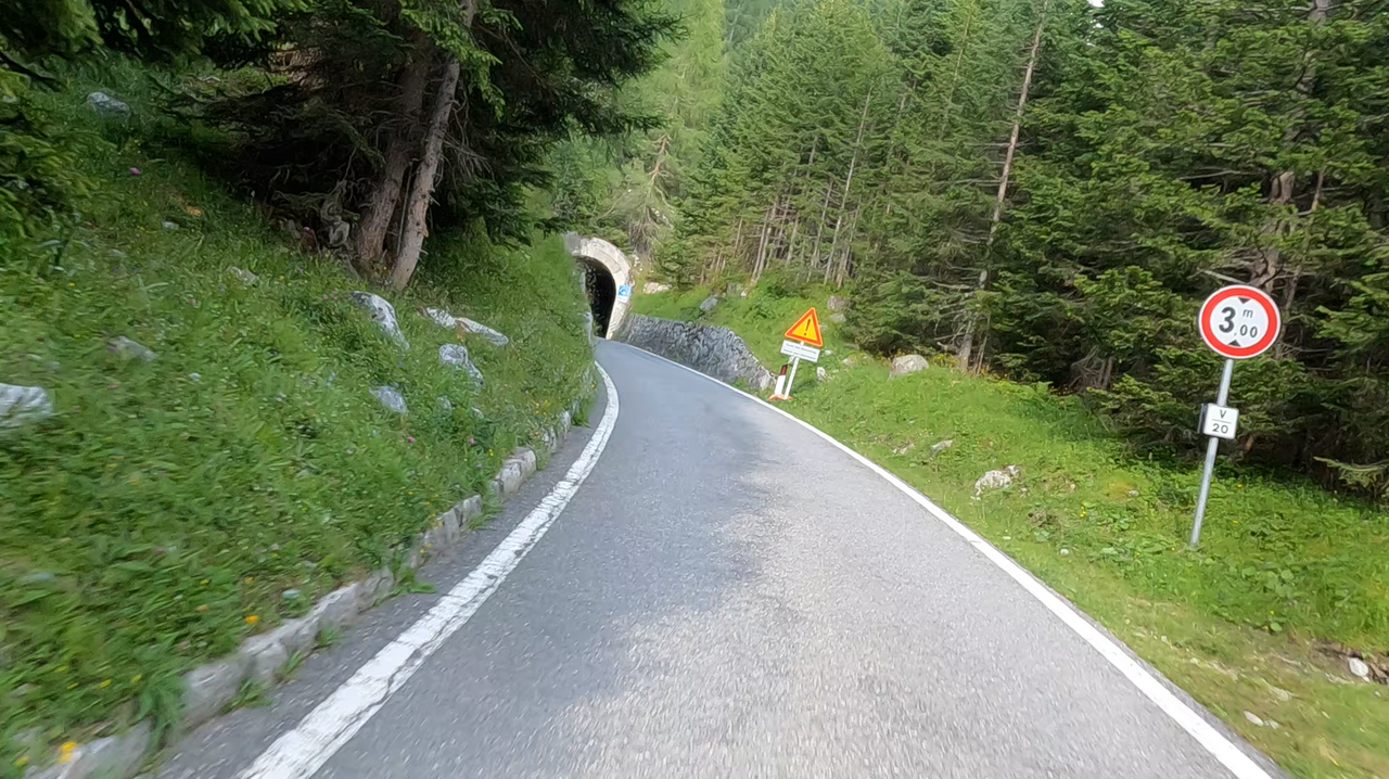 La circulation sur le col Staller Sattel est interdite aux véhicules de plus de 3,5 tonnes. De plus, la hauteur du tunnel du côté italien est limitée.