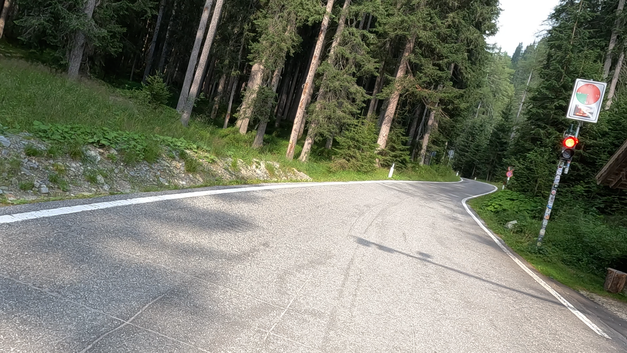 Un feu de signalisation régule la circulation en direction du col, car la route est étroite, sinueuse et escarpée, et doit donc être empruntée sur une seule voie.