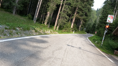 Un feu de signalisation régule la circulation en direction du col, car la route est étroite, sinueuse et escarpée, et doit donc être empruntée sur une seule voie.