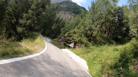 Même entre les virages, il y a toujours des sections sinueuses.