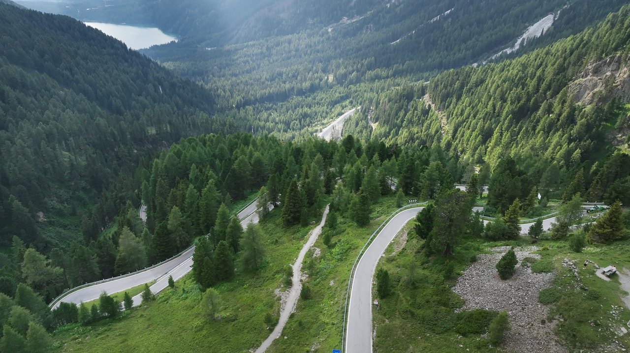 Staller Sattel, 2052 Meter hoch – 13 Kehren, 400 Höhenmeter auf 4 Kilometer.