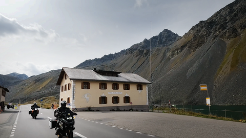 Die Passhöhe des Flüelapasses Richtung Süden. Auf der Passhöhe gibt es das Ospizio mit Restaurant und kleine Seen.