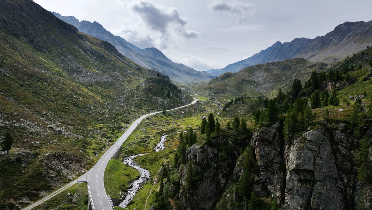 Die Südseite des Flüelapasses an einer markanten Stelle. Hier gibt es einen Parkplatz mit Aussichthügel.