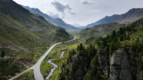 Die Südseite des Flüelapasses an einer markanten Stelle. Hier gibt es einen Parkplatz mit Aussichthügel.
