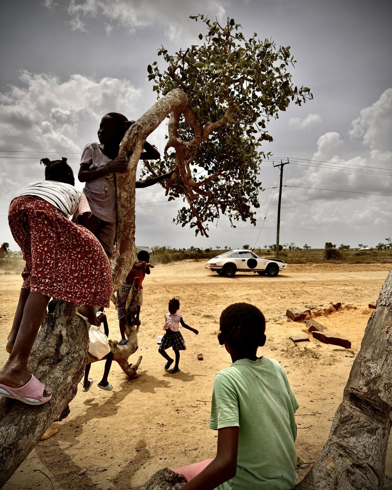 Mit einem luftgekühlten Porsche 911 durch Afrikas härtestes Terrain.