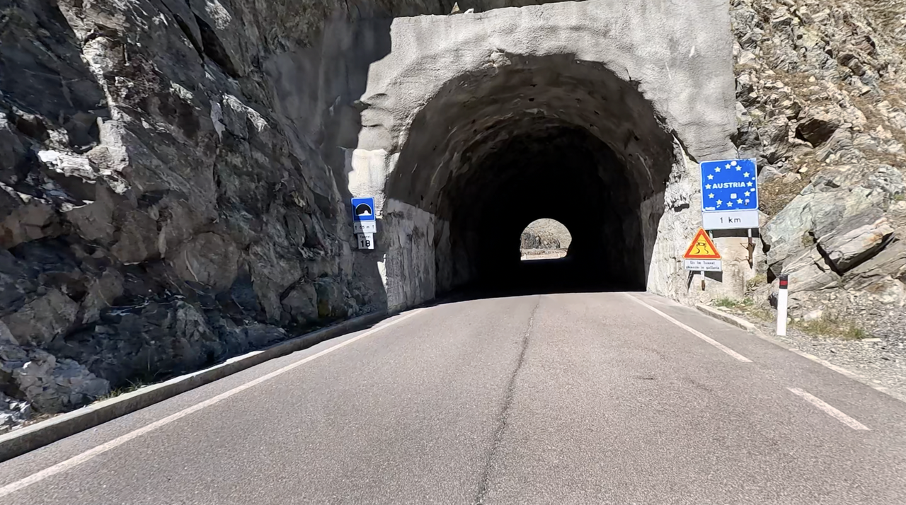Die Grenz zwischen Österreich und Italien überquert man mit der Durchfahrt durch einen Tunnel.