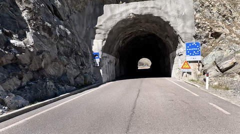 Die Grenz zwischen Österreich und Italien überquert man mit der Durchfahrt durch einen Tunnel.