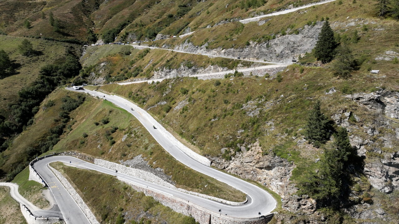 Timmelsjoch, italienische Seite: zwei Passagen mit zahlreichen Kehren, lassen das Timmelsjoch etwas dem Stilfserjoch ähneln.