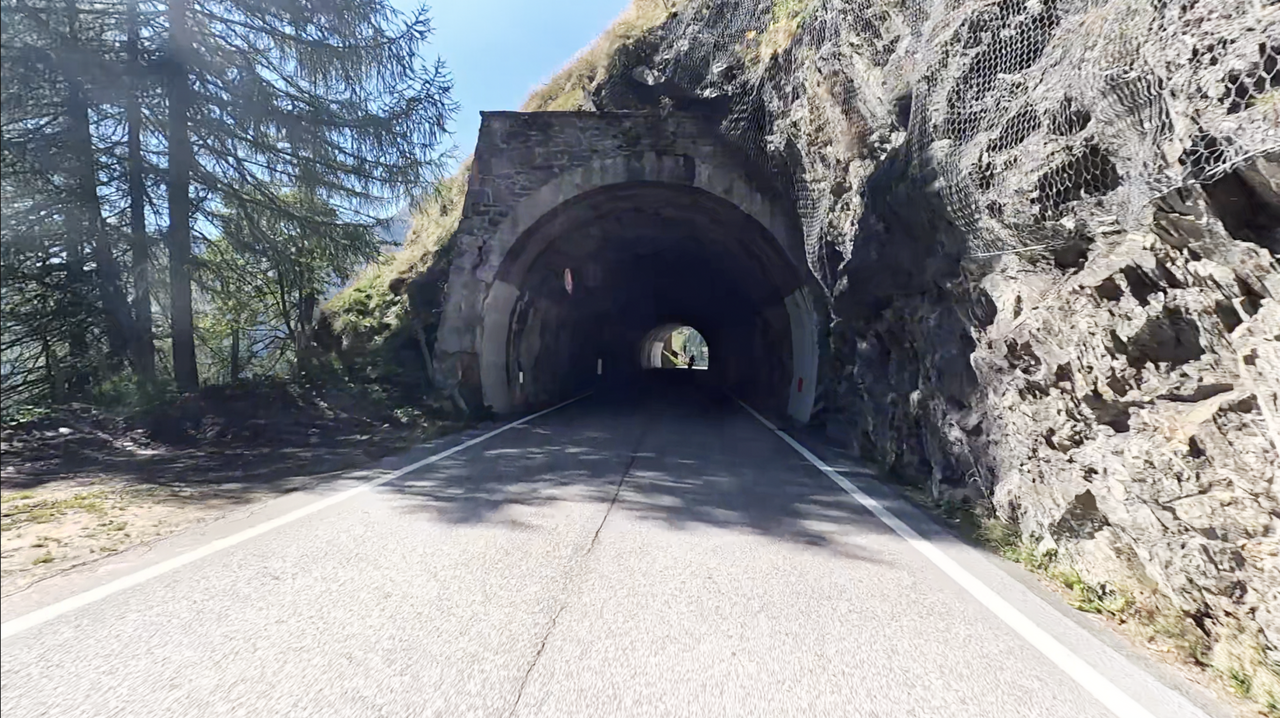 Timmelsjoch, Südrampe: Einer der untersten Tunnels, die die Südrampe, des Timmelsjochs auszeichnen.