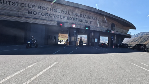 Die Mautstation: Maut fällt auf österreichischer Seite, einige Kilometer unterhalb der Passhöhe erst an. Hier steht auch das berühmte Motorradmuseum.
