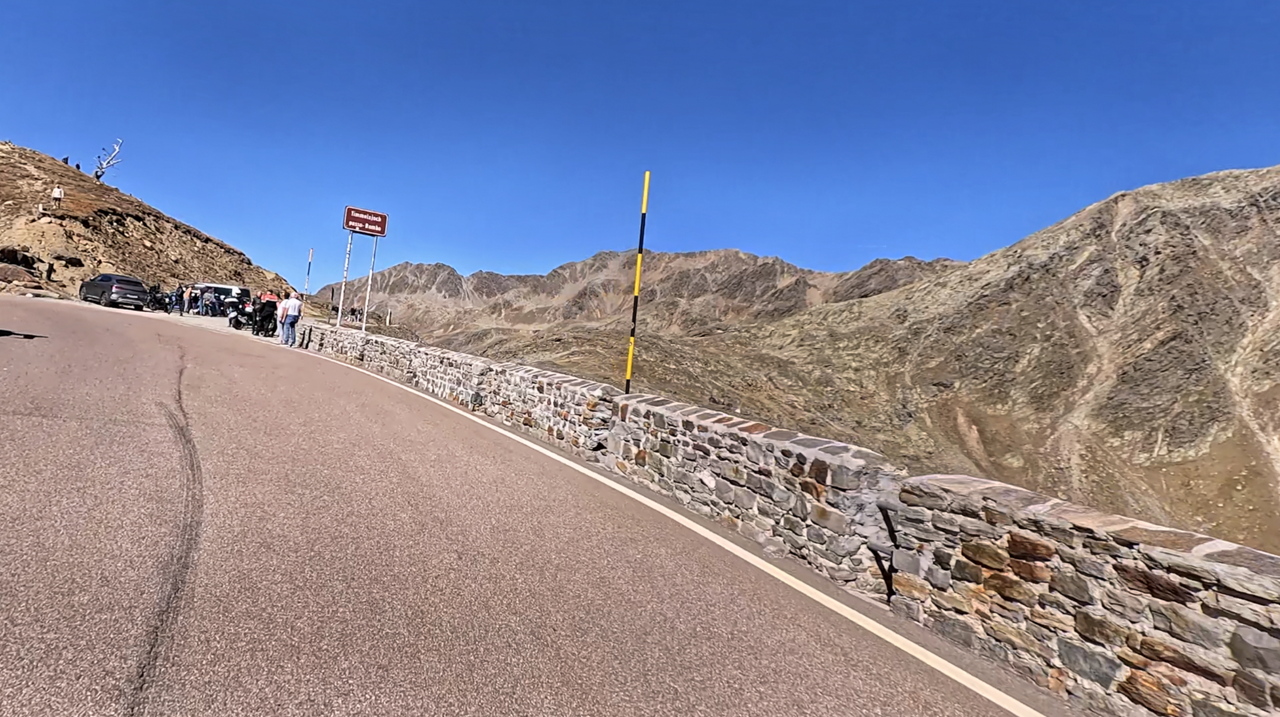 Timmelsjoch, Passhöhe: 2474 Meter ist dieser Alpenpass an der Grenze zwischen Italien und Österreich hoch.